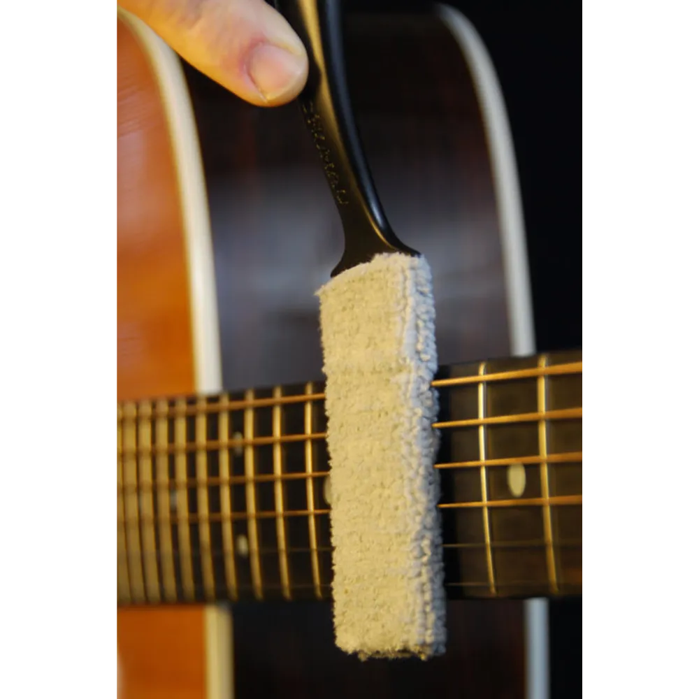Cleans guitar strings