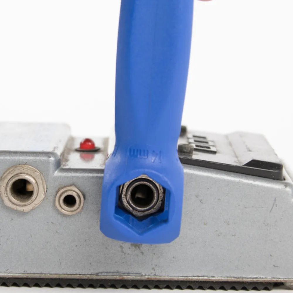 Jack tightener for guitar pedals