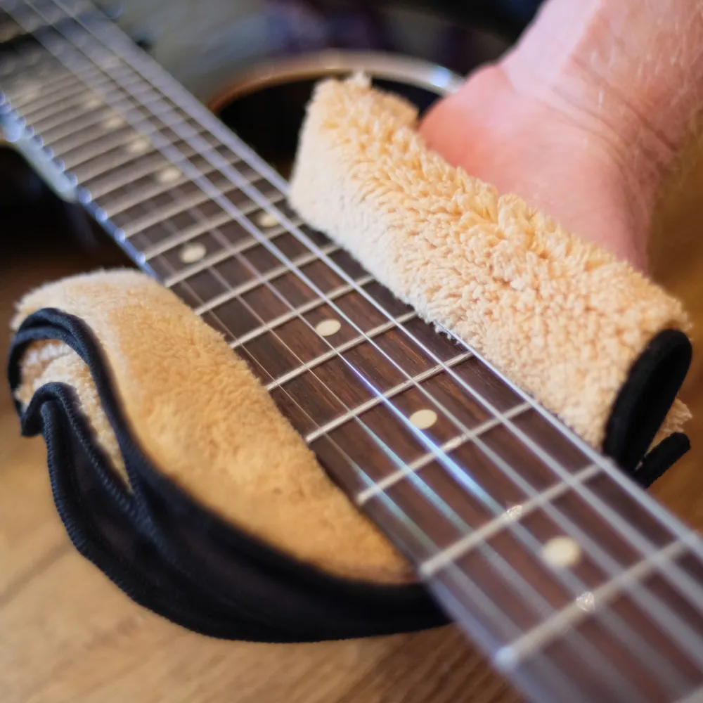 4 (2) MN241: 2 'n 1 Beyond Plush Players Cloth cloth cleaning guitar neck
