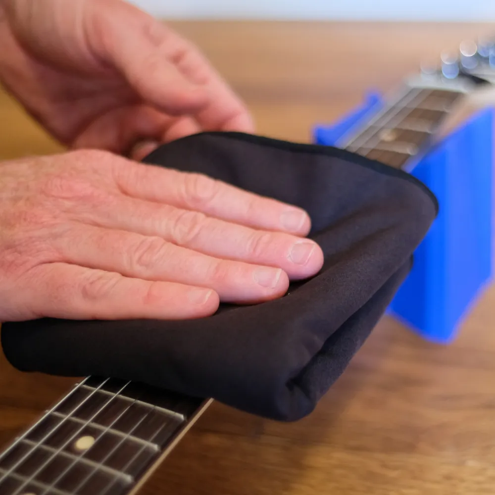 5 (2) MN241: 2 'n 1 Beyond Plush Players Cloth Cloth cleaning guitar strings