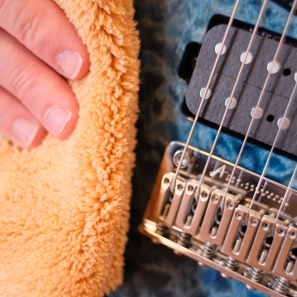 6 (2) MN241: 2 'n 1 Beyond Plush Players Cloth Cloth cleaning guitar body and finish